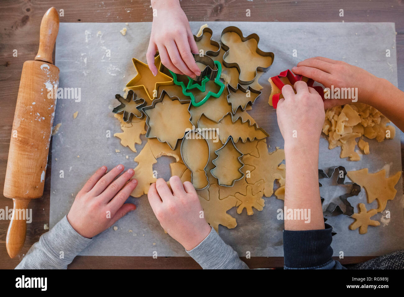 Vista aerea di tre bambini rendendo biscotti di Natale Foto Stock