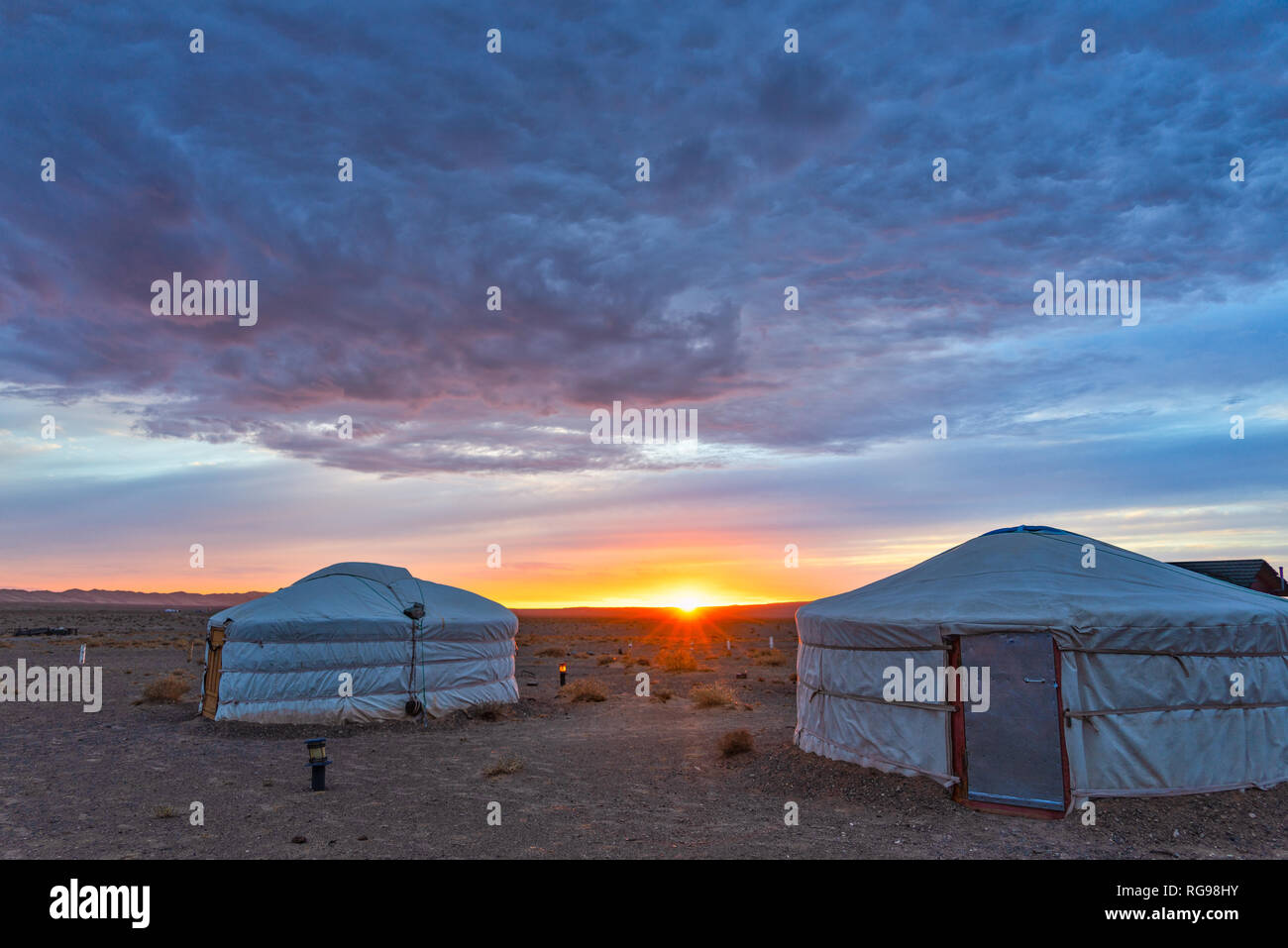 Tramonto a yurt camp, Gobi Gurvansaikhan National Park, deserto dei Gobi e Mongolia Foto Stock
