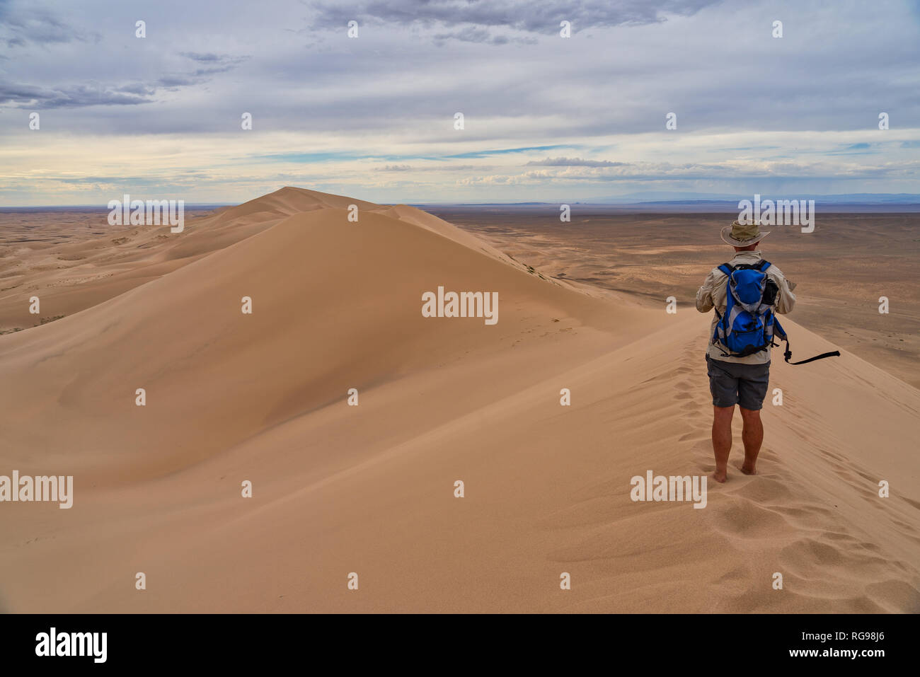 Uomo in piedi sulla duna di sabbia a Khongoryn Els, Gobi Gurvansaikhan National Park, deserto dei Gobi e Mongolia Foto Stock