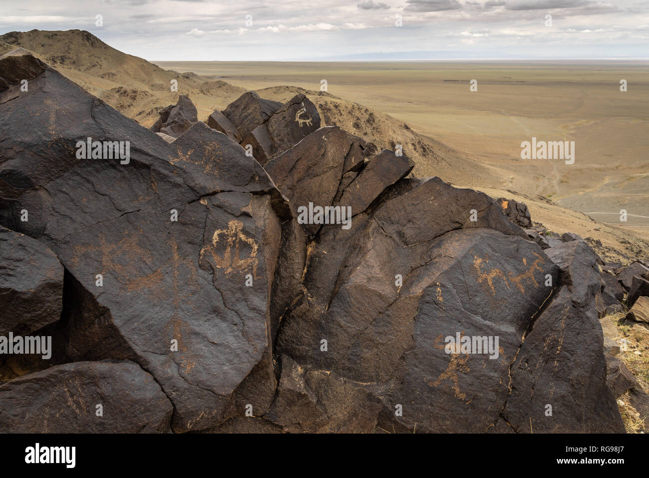Antiche incisioni rupestri sulle rocce, Khavstsgait, deserto dei Gobi, Omnogovi, Mongolia Foto Stock