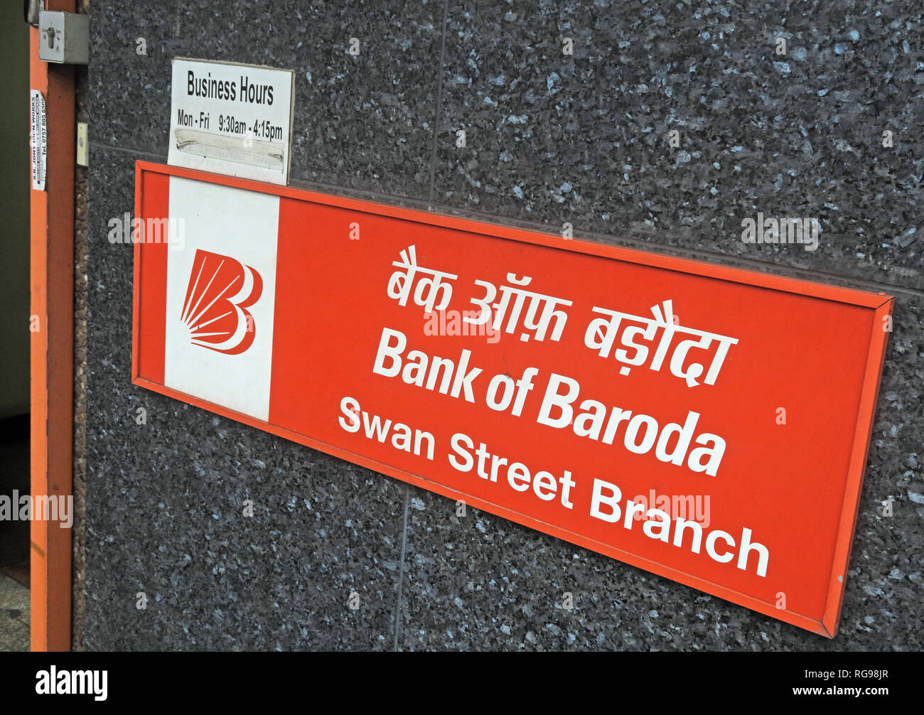Cartello rosso, Bank of Baroda, Swan Street Manchester Branch Bob, England, UK, M4 5JU Foto Stock