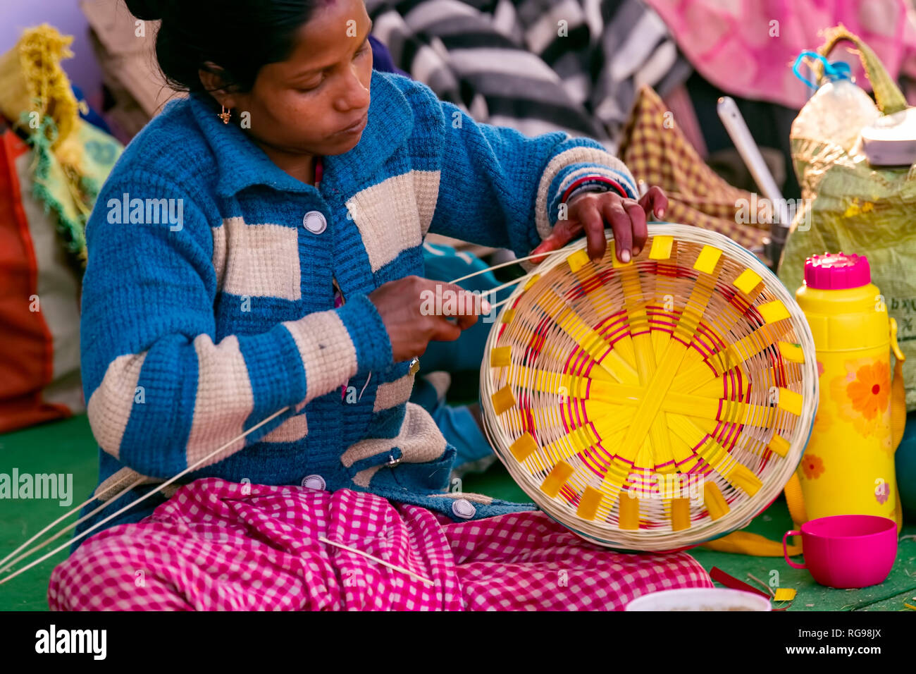 Artigianato ,Fiera,tribal,female ,mestieri donne,basket rendendo,a sua tribal ,pavilion,Kolkata,l'India. Foto Stock