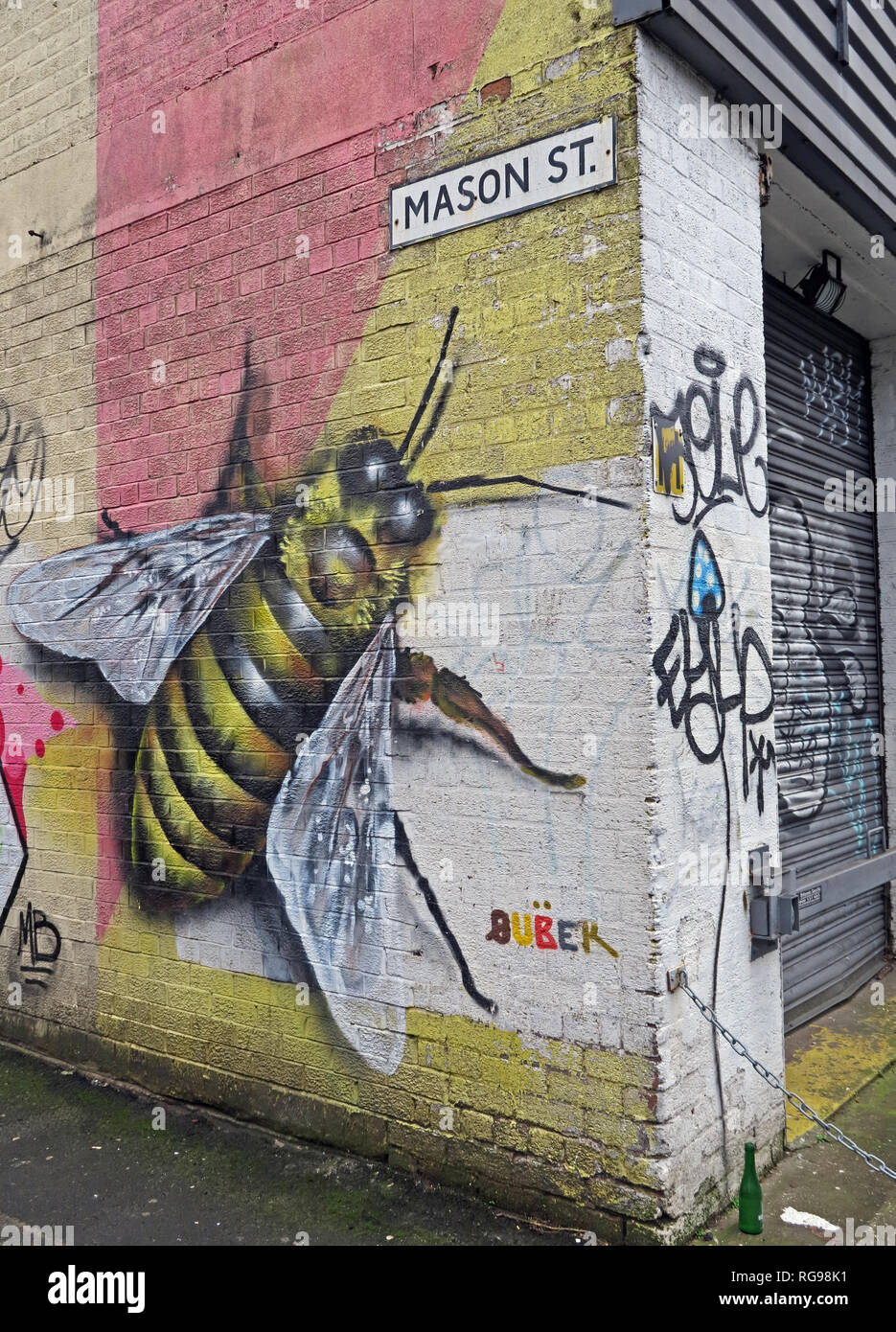 Manchester Bee sul muro a Mason St, Northern Quarter, North West England, Regno Unito, M4 5JU Foto Stock