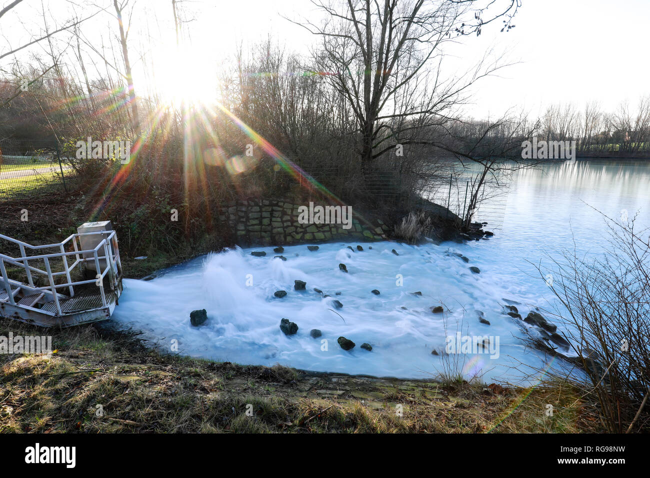 Bochum, la zona della Ruhr, Renania settentrionale-Vestfalia, Germania - Waterinflow della miniera, acqua minerale albero ricco di acqua dalla miniera chiusa Robert Mueser è guidato Foto Stock