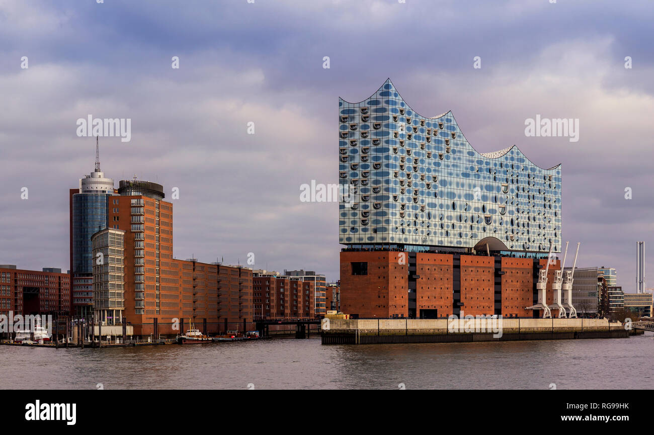 Una vista della moderna sala da concerto di Amburgo, Germania; l'edificio Elbphilharmonie. Foto Stock