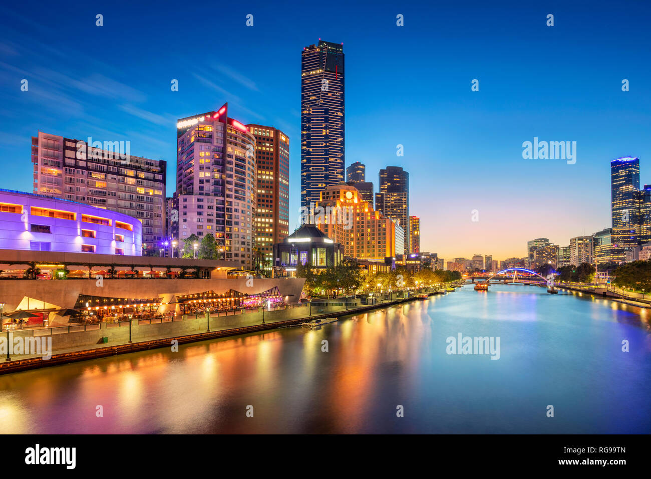 Melbourne. Immagine di paesaggio cittadino di Melbourne, Australia durante il blu crepuscolo ora. Foto Stock
