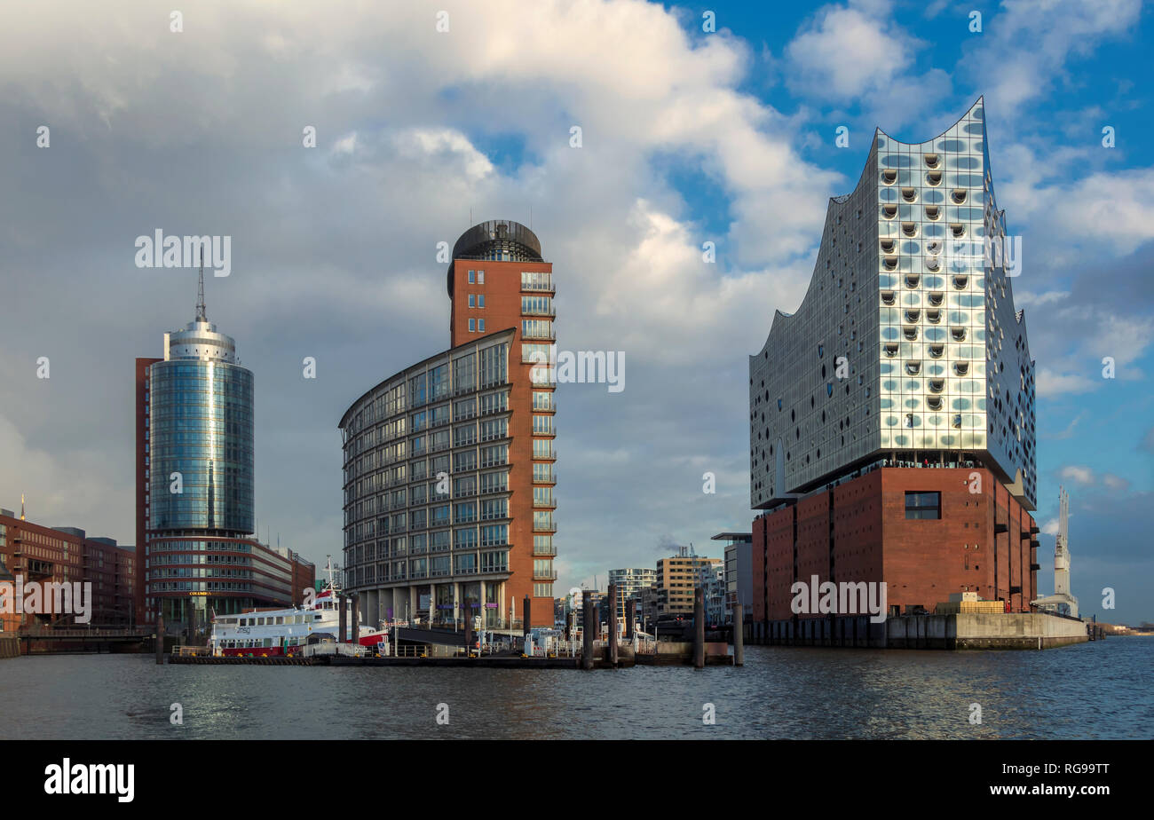 Una vista della moderna sala da concerto di Amburgo, Germania; l'edificio Elbphilharmonie. Foto Stock