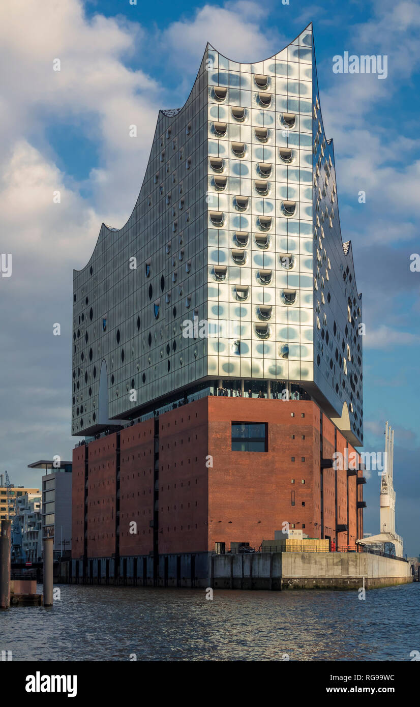 Una vista della moderna sala da concerto di Amburgo, Germania; l'edificio Elbphilharmonie. Foto Stock