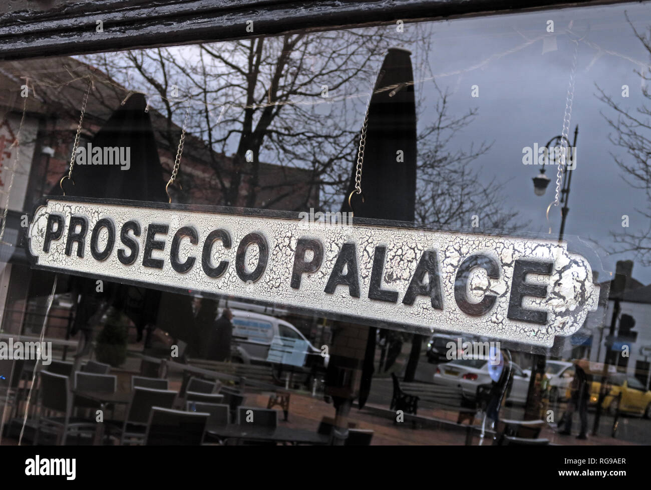 Prosecco Palace firmare in un bar di finestra, Gelso, Stockton Heath, Warrington, Cheshire, North West England, Regno Unito, WA4 2AF Foto Stock