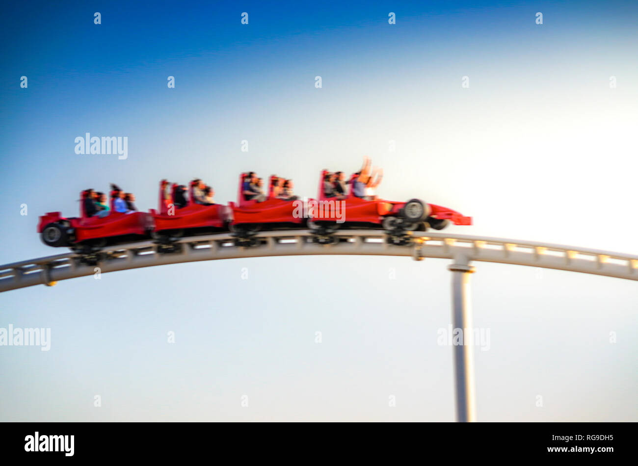 Vista panoramica di Formula rossa coaster in Ferrari World parco divertimenti di Yas Island, Abu Dhabi. Vista ravvicinata con motion blur filtro Foto Stock