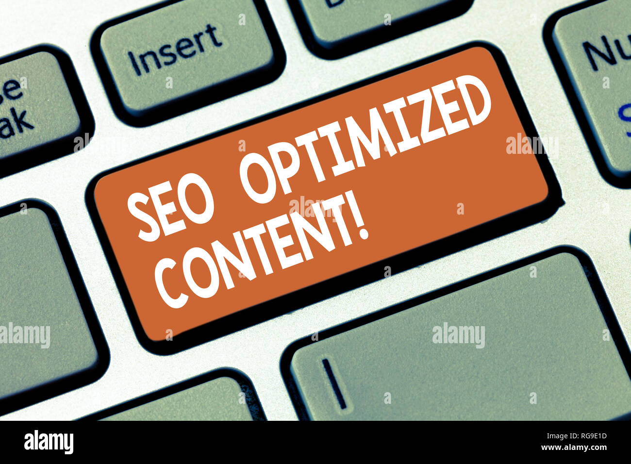 La scrittura della nota mostra Seo ottimizzato il contenuto. Business photo vetrina per rendere le pagine del sito attraente per i motori di ricerca chiave di tastiera intenzione di crea Foto Stock