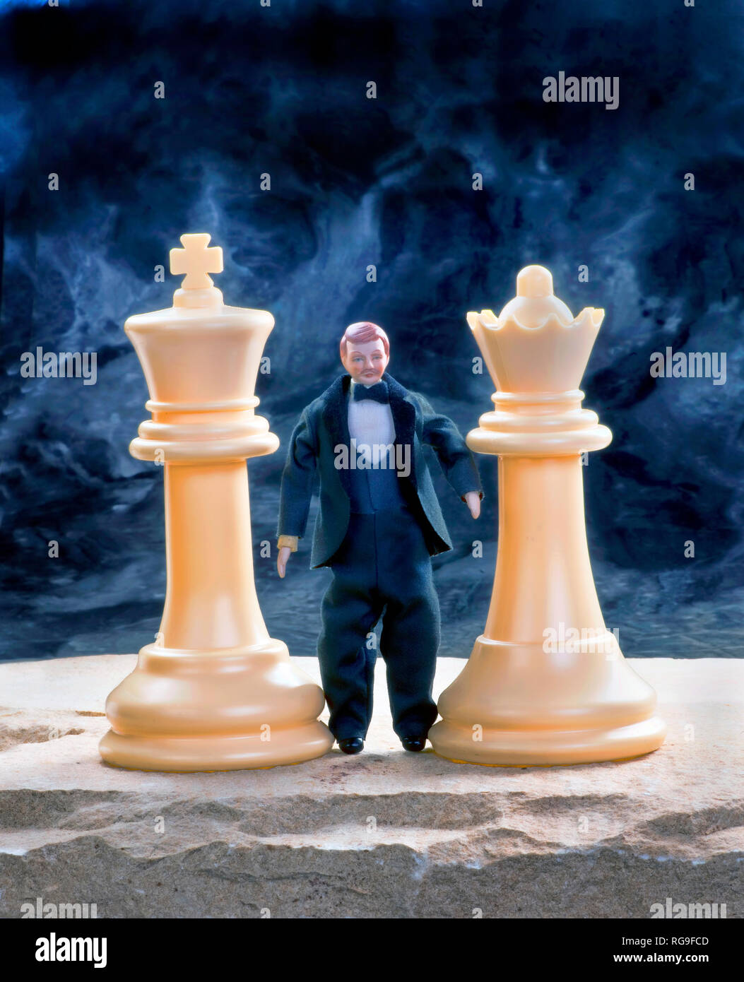 Pezzi di scacchi con lo sposo, letti queen e king con una stanza per il tipo. Foto Stock