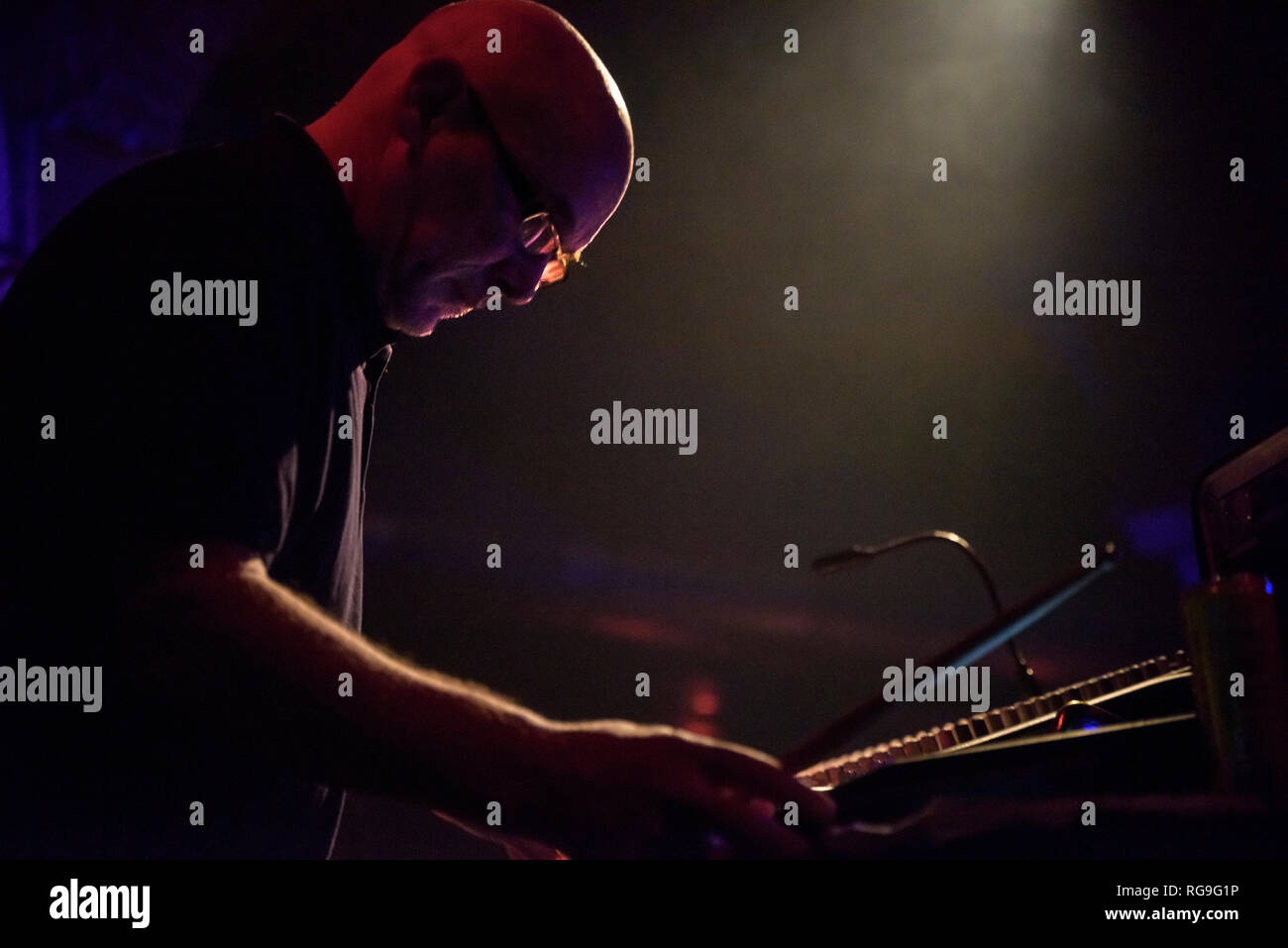 Adrian Sherwood insieme con la creazione di banda di ribelli, performing live a Gretchen, Berlino Germania. Foto Stock