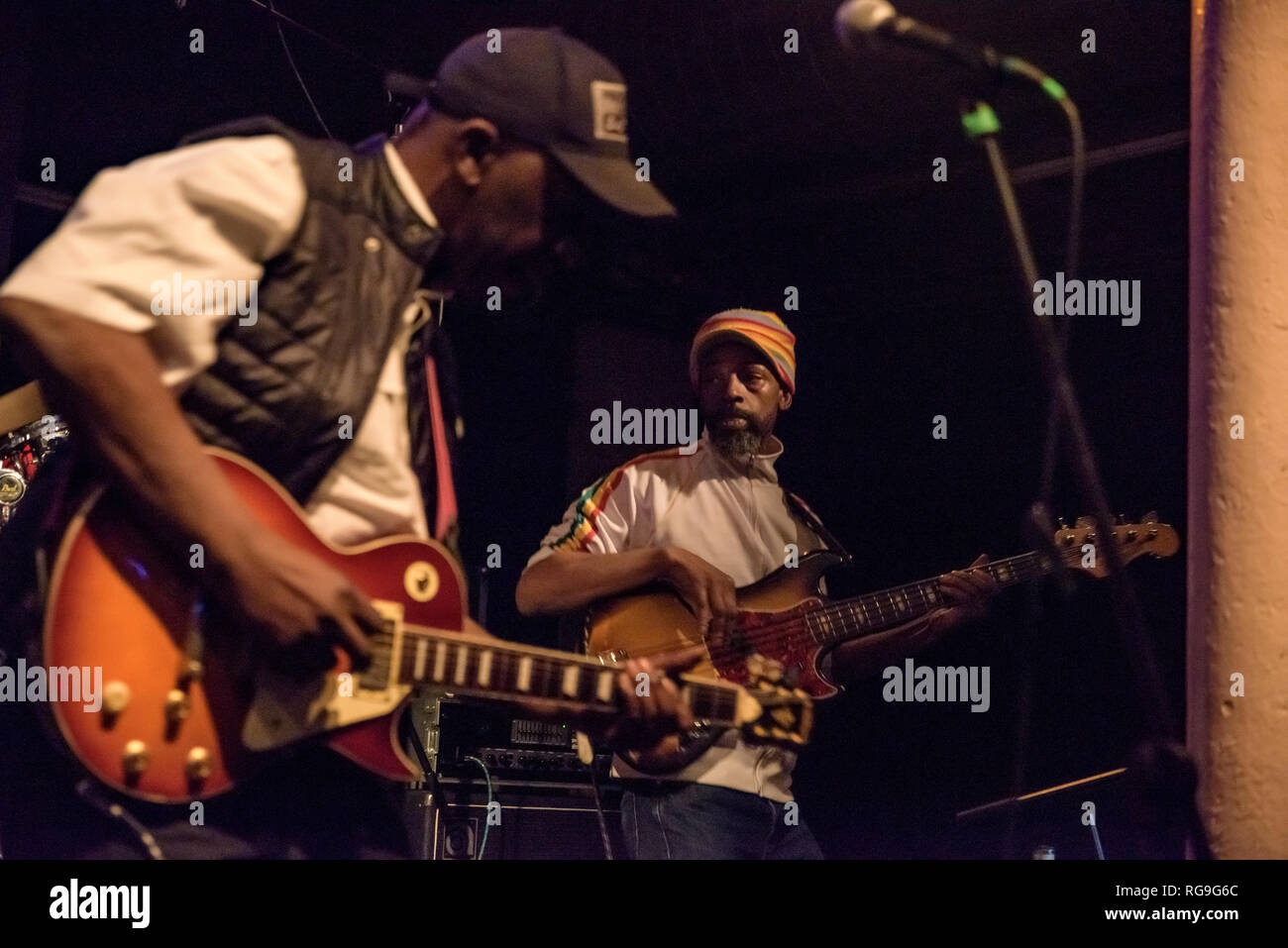 La banda di ribelli di Creazione insieme con Adrian Sherwood performing live a Gretchen, Berlino Germania. Foto Stock