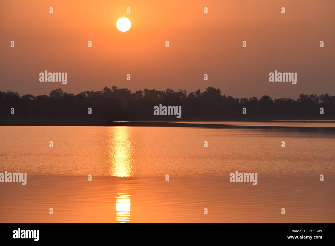 Impressionante vista al tramonto al Lago Sukhna, Chandigarh - La città bella Foto Stock