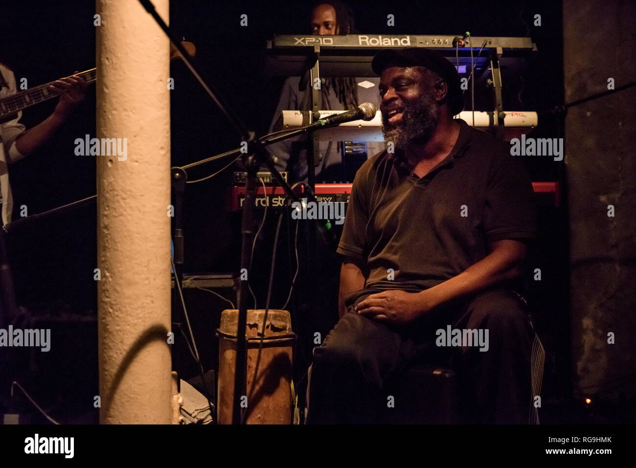 La banda di ribelli di Creazione insieme con Adrian Sherwood performing live a Gretchen, Berlino Germania. Foto Stock