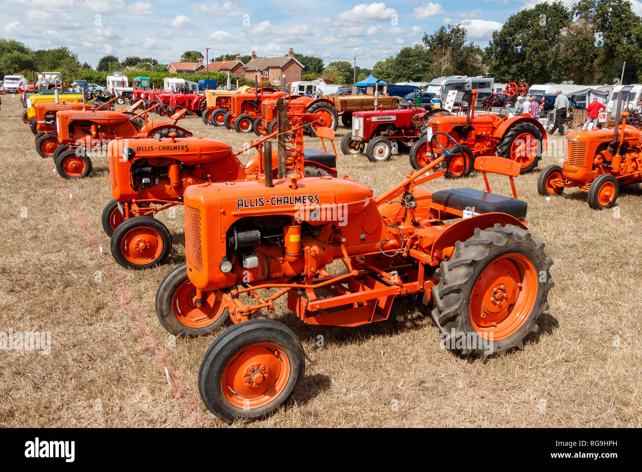 Un campo di ALLIS CHALMERS e il caso dei trattori su display a 2018 maniglia di avviamento Club Show di estate, Norfolk, Regno Unito. Foto Stock