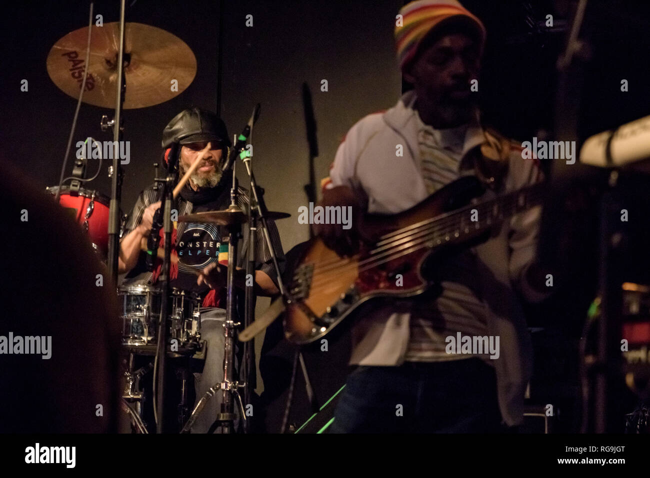 La banda di ribelli di Creazione insieme con Adrian Sherwood performing live a Gretchen, Berlino Germania. Foto Stock