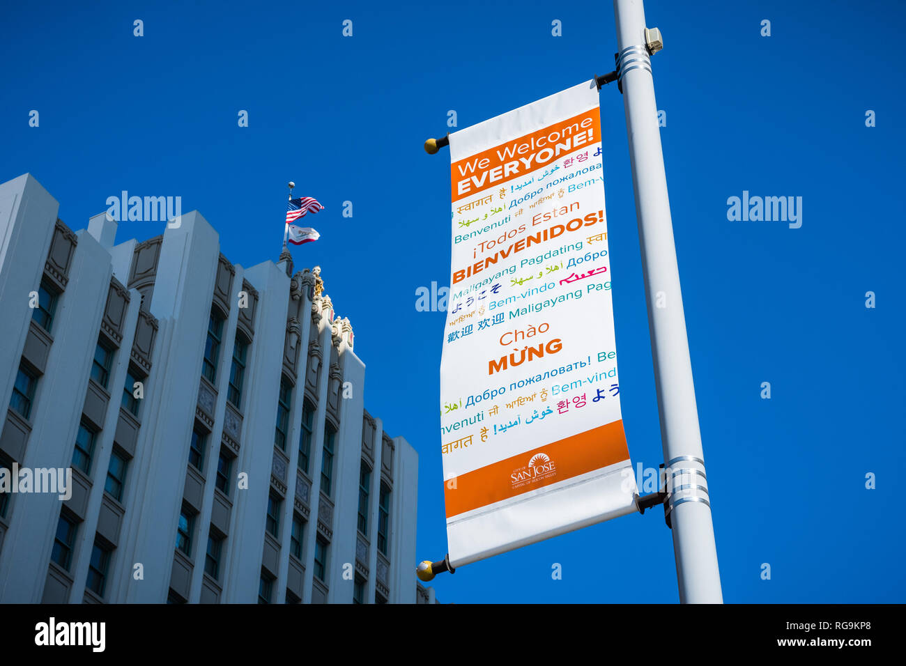 Febbraio 21, 2018 San Jose / CA / STATI UNITI D'AMERICA - Banner che trasportano il messaggio "Accogliamo tutti' in varie lingue postato sul lato della strada; San Jo Foto Stock