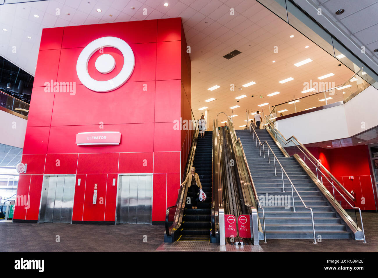 Il 8 marzo, 2018 / Sunnyvale CA / STATI UNITI D'AMERICA - People shopping a bersaglio nella parte sud di San Francisco Bay Area Foto Stock