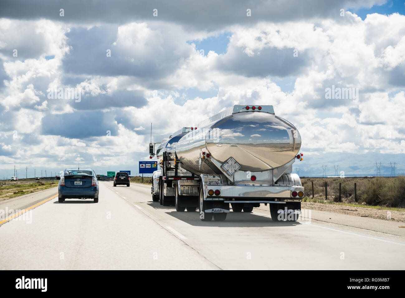 15 marzo 2018 Lost Hills / CA / STATI UNITI D'AMERICA - autocisterna guida sulla Interstate I5, la strada si riflette nella sua cisterna lucido; Foto Stock