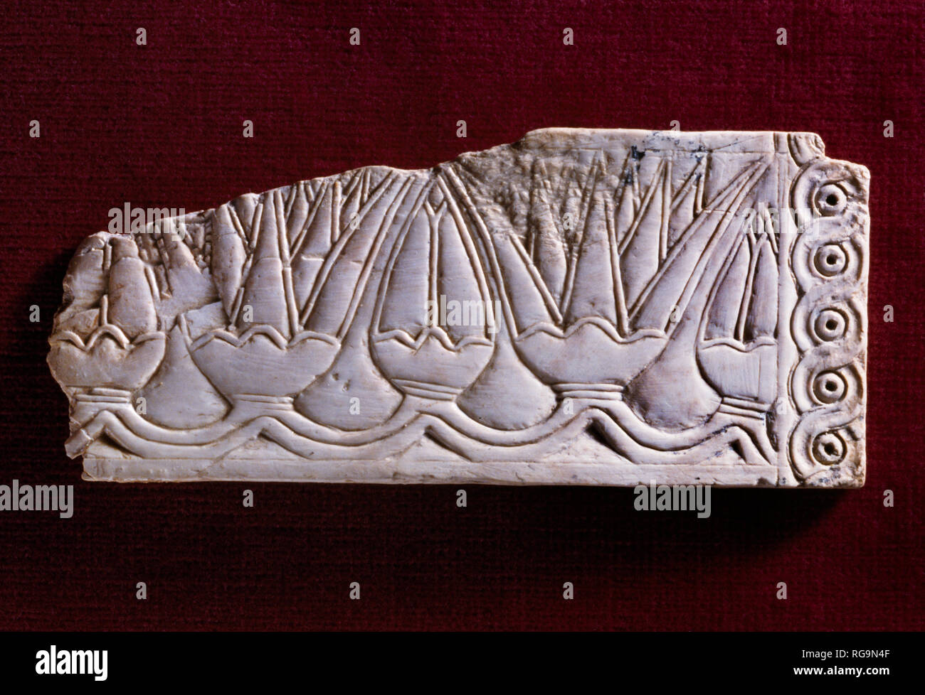 Fiori di loto & gemme: Nimrud Avorio da Camera SW12 Fort Shalmaneser entro la città assira di Nimrud, nord Iraq, fotografato nel Museo di Ipswich. Foto Stock
