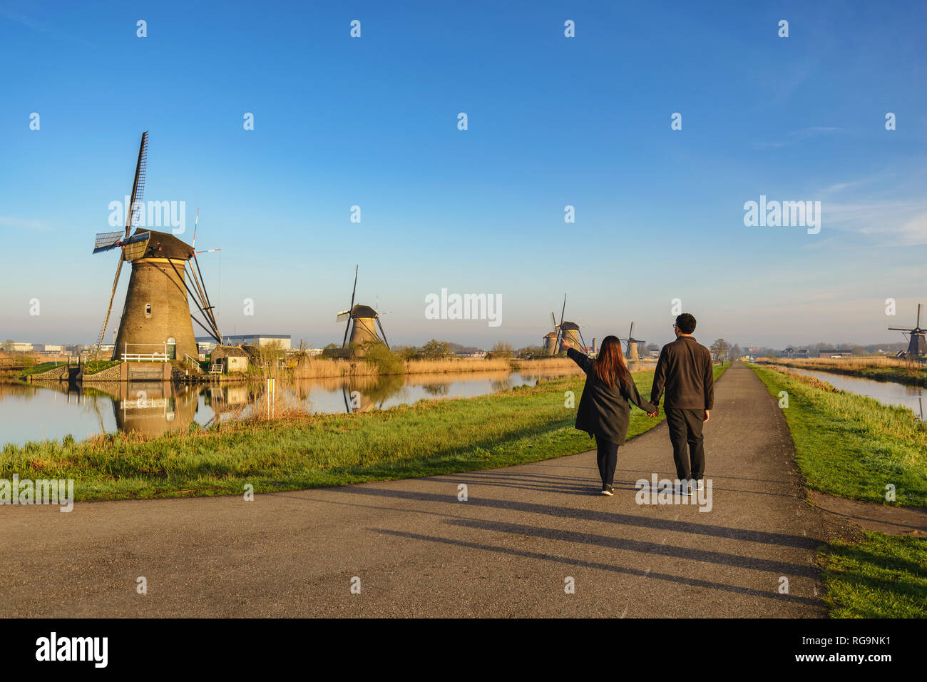Rotterdam Paesi Bassi, amore giovane camminare con il mulino a vento olandese a Kinderdijk Village Foto Stock