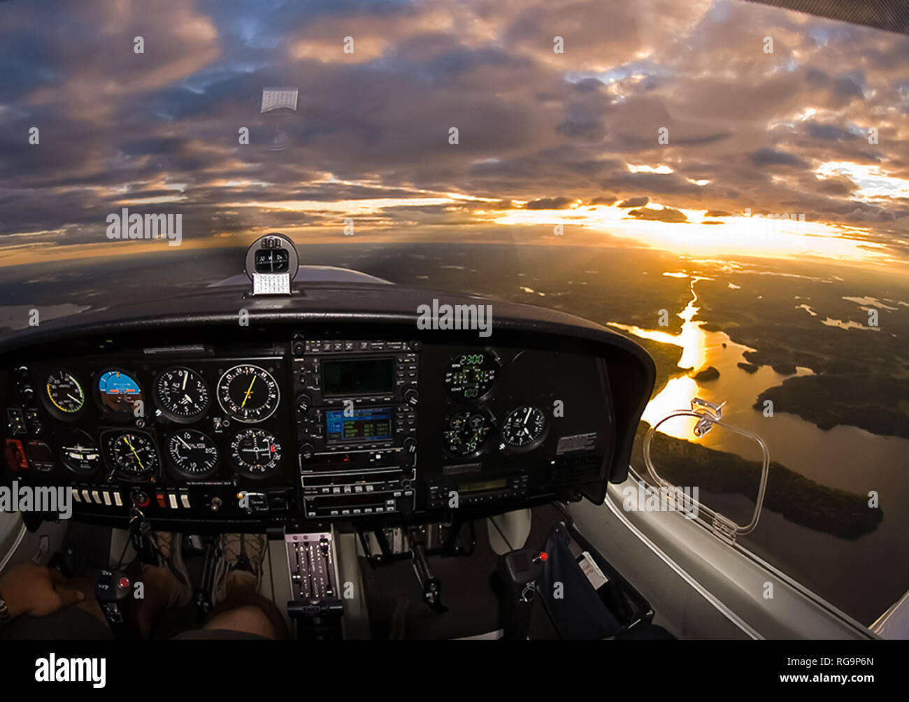 Cabina di pilotaggio di un aereo di passeggero. Vista dalla cabina di  pilotaggio durante il volo di un aereo passeggeri Foto stock - Alamy