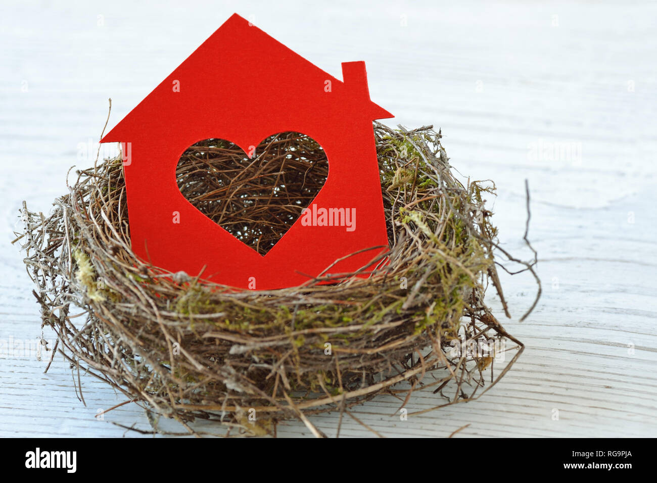 Casa carta con cuore nel nido - Amore per il concetto di casa Foto Stock