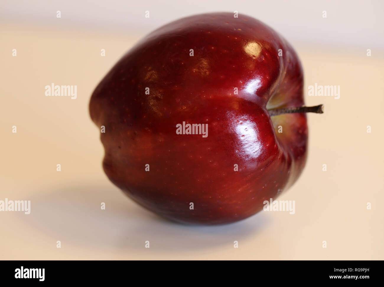Foto macro di una mela Red Delicious. Bella closeup mostra i dettagli di questo frutto. Immagine a colori. Foto Stock