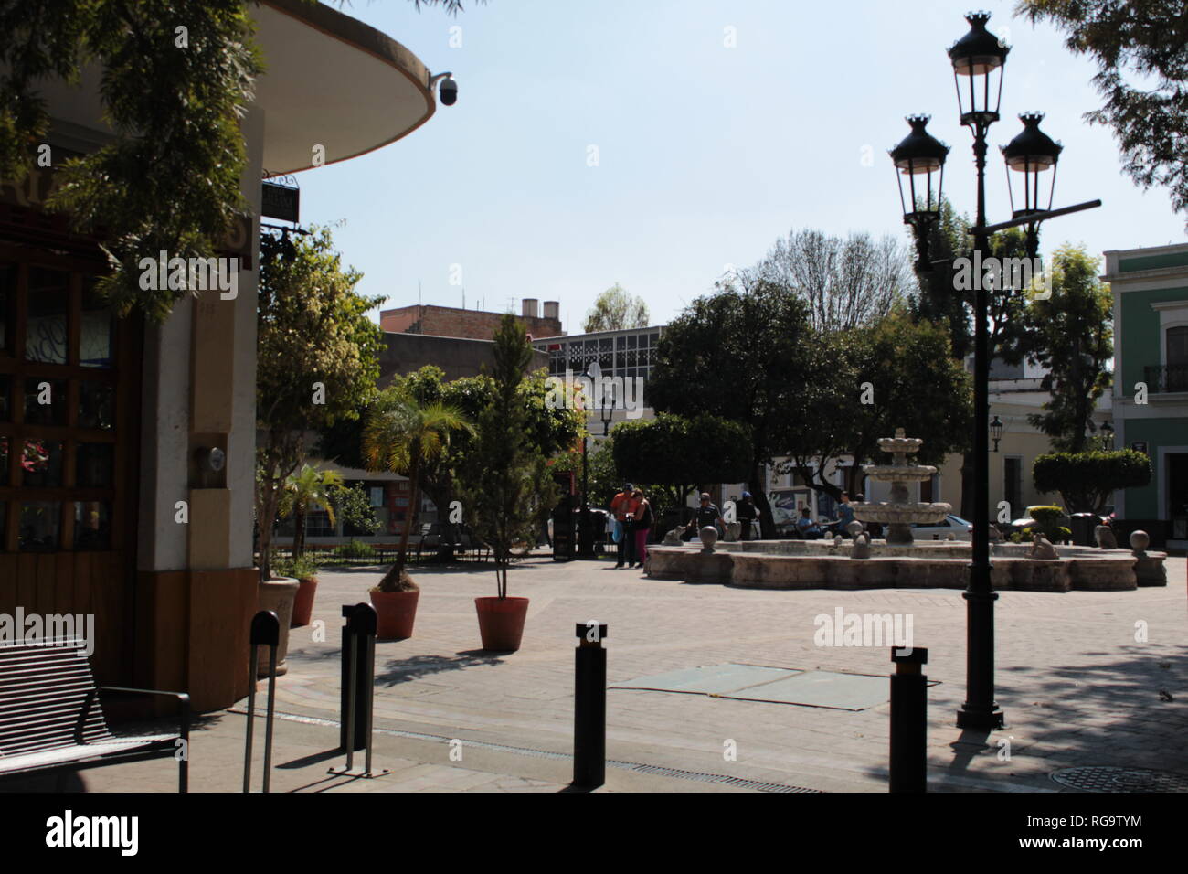 Foto tomada en n.a. plazoleta en el centro de Guadalajara Jalisco México al medio día en donde se siente la tranquilidad y nostalgia de la arqui Foto Stock