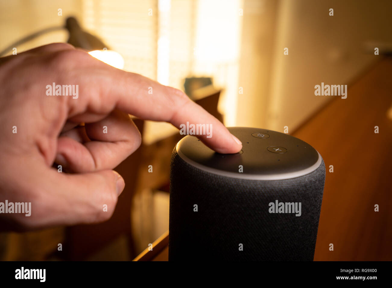 Barcellona, Spagna. Gennaio 2019: messa a fuoco selettiva su Amazon Eco Plus Home smart device Foto Stock
