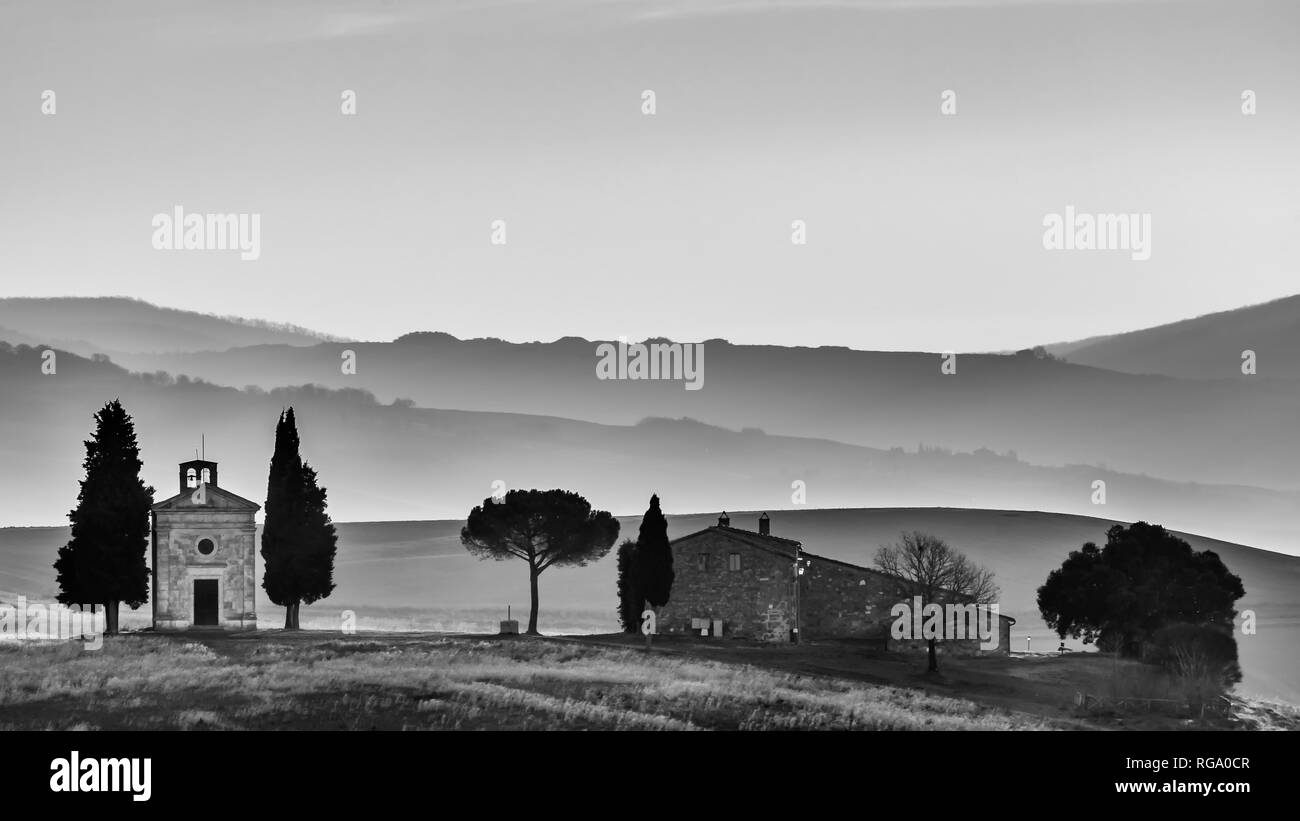 La cappella della Madonna di Vitaleta in bianco e nero alla prima luce del giorno, San Quirico d'Orcia, Siena, Toscana, Italia Foto Stock