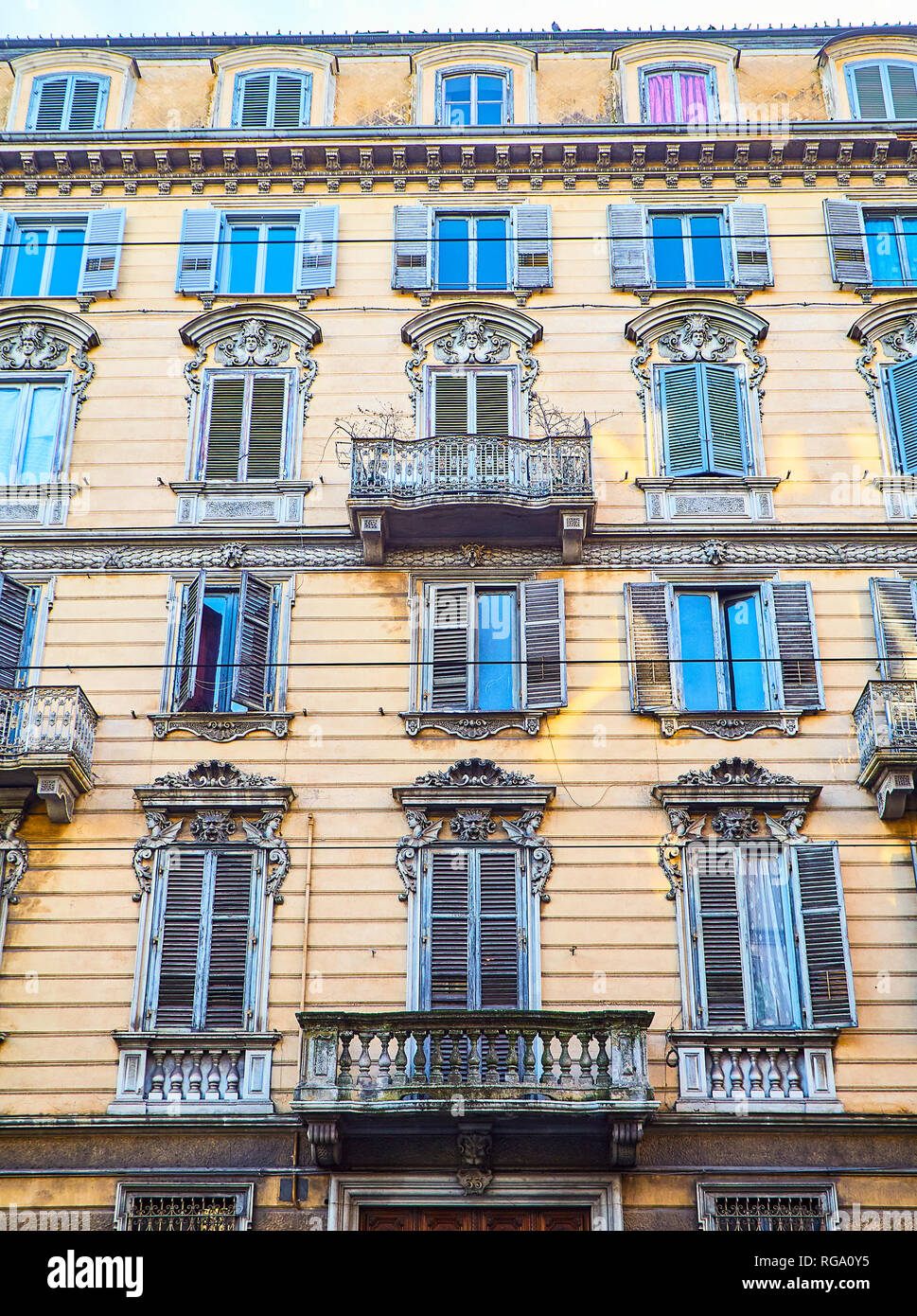 Facciata neoclassica di un tipico edificio europeo. Torino Piemonte, Italia. Foto Stock