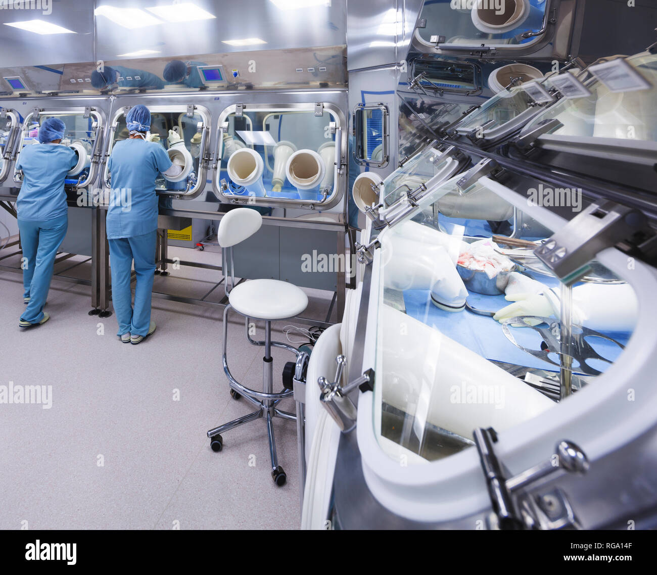Gli scienziati che lavorano nel laboratorio di isolatore Foto Stock