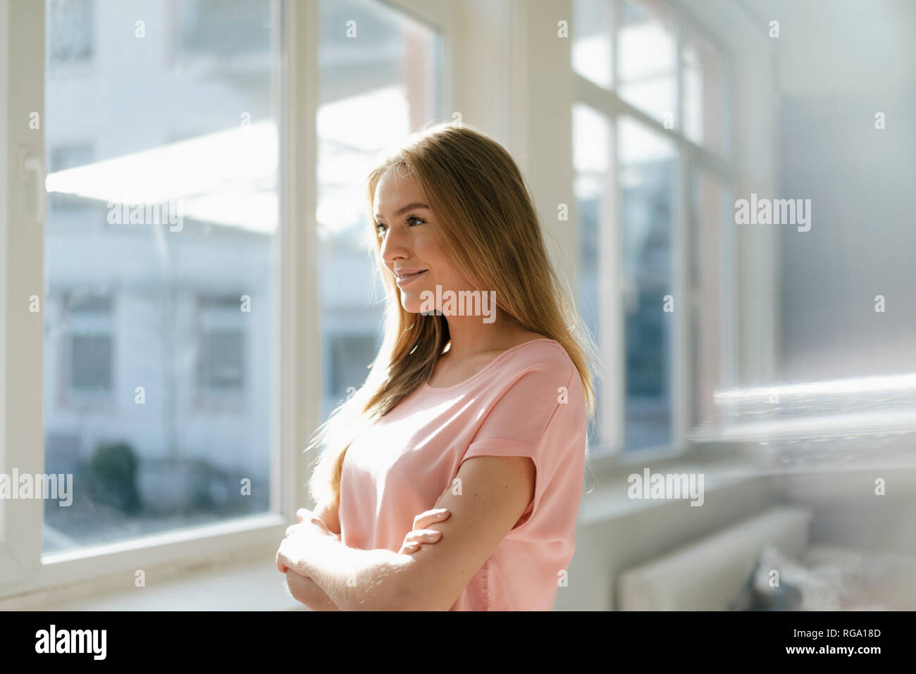 Ritratto di sorridente giovane donna nel suo loft Foto Stock