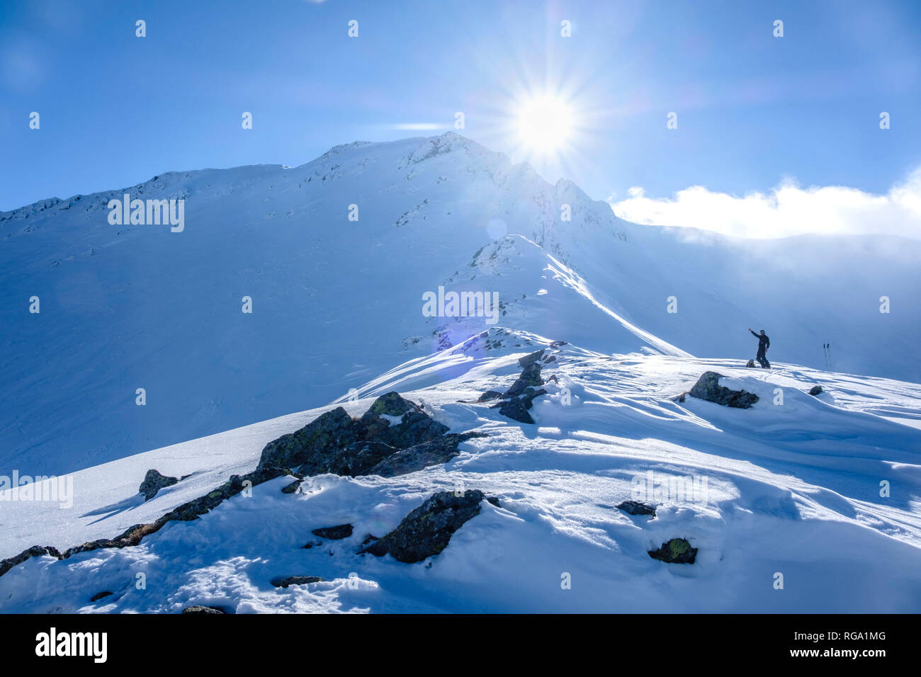 Due uomini in dskiingr Faragas monti Carpazi Meridionali, Romania Foto Stock