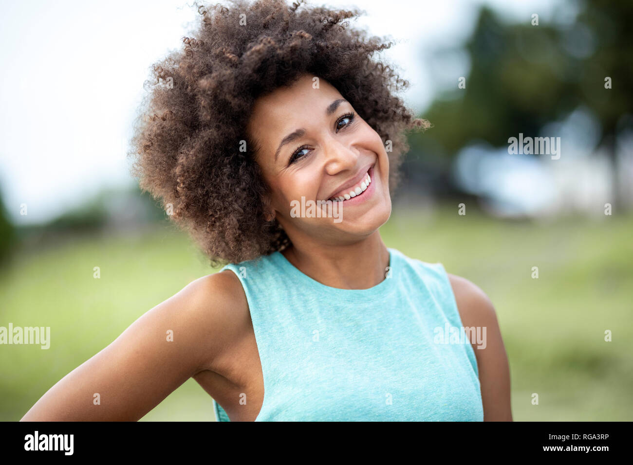 Ritratto di donna felice all'aperto Foto Stock