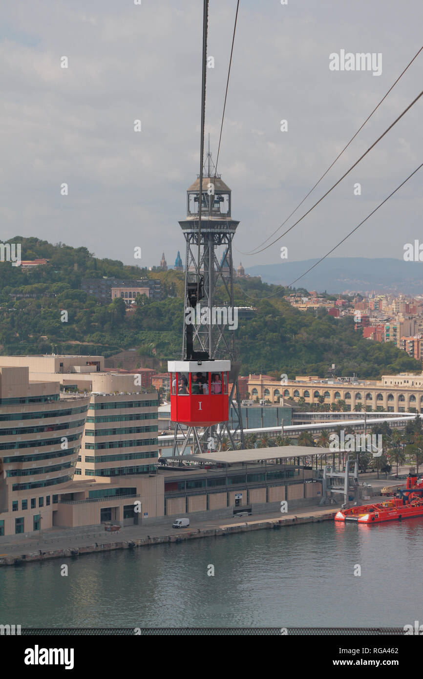 Barcellona, Spagna - Ott 01, 2018: Funivia sulla città e sul golfo Foto Stock