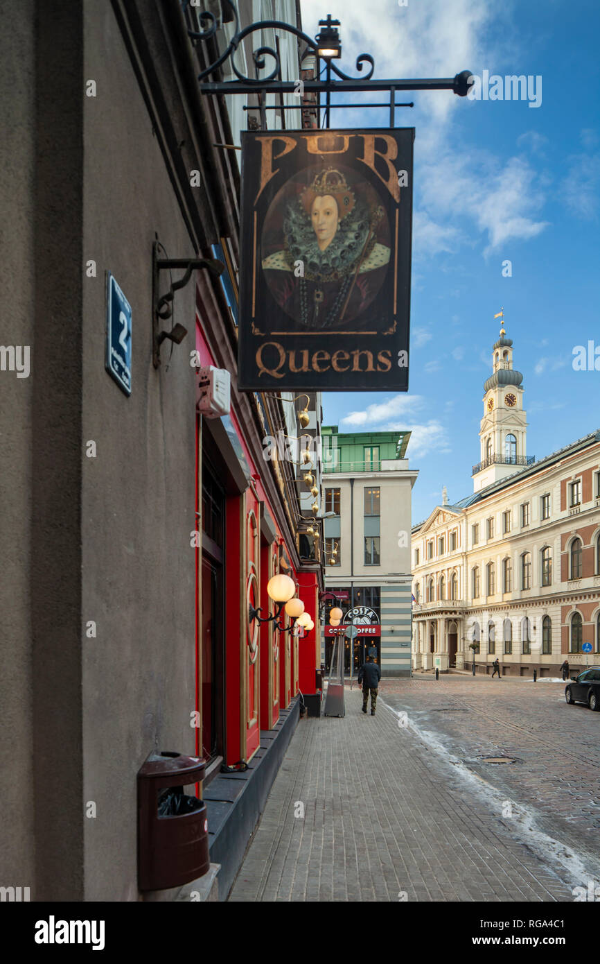 Giornata invernale nella città vecchia di Riga, Lettonia. Town Hall in distanza. Foto Stock