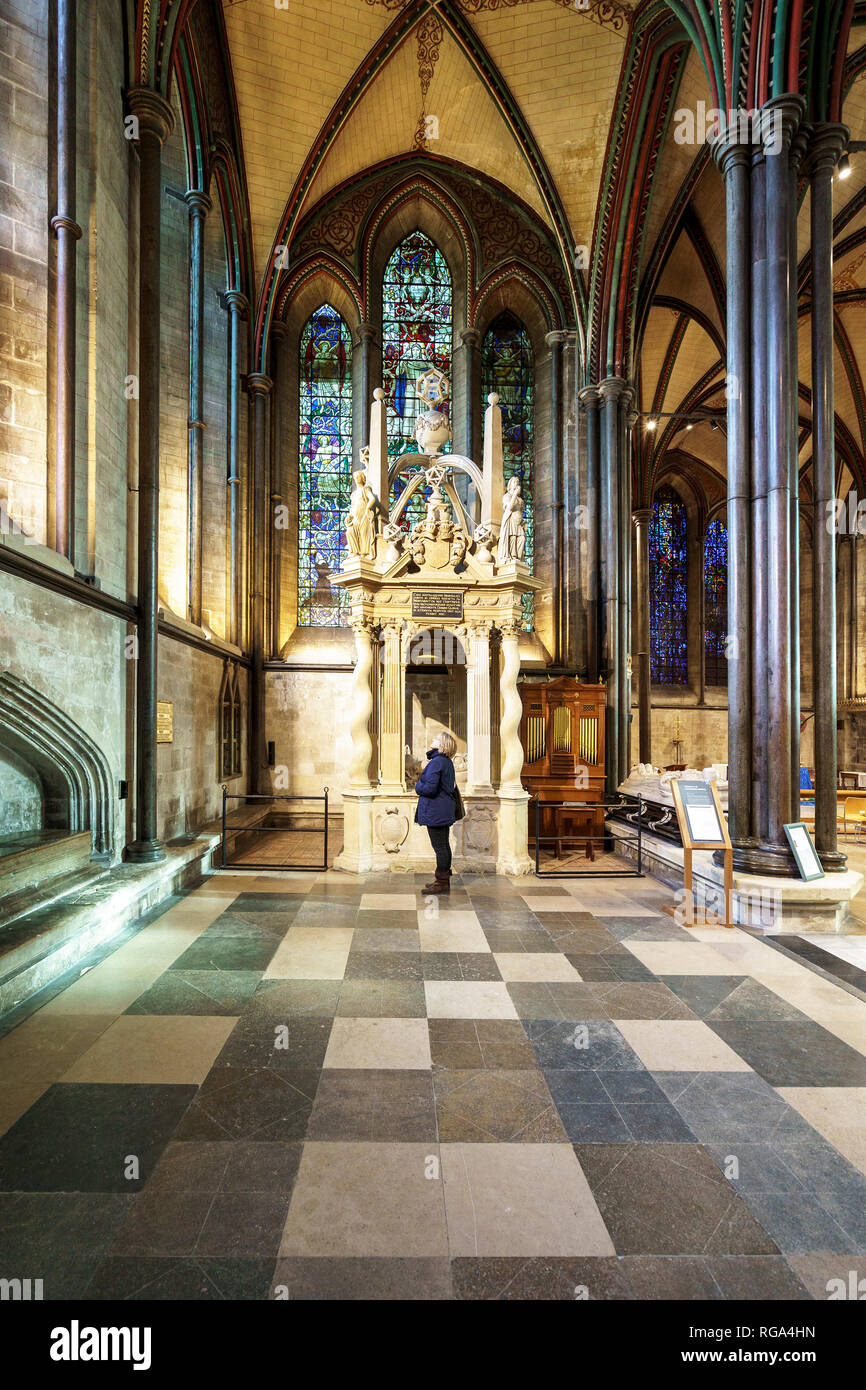 Persona in cerca fino alla finestra di vetro colorato nella Cattedrale di Salisbury Foto Stock