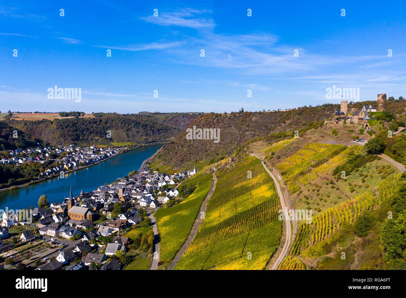 In Germania, in Renania Palatinato, Mayen-Koblenz, Moselle, città Alken con Castello Thurant, vigneti Foto Stock