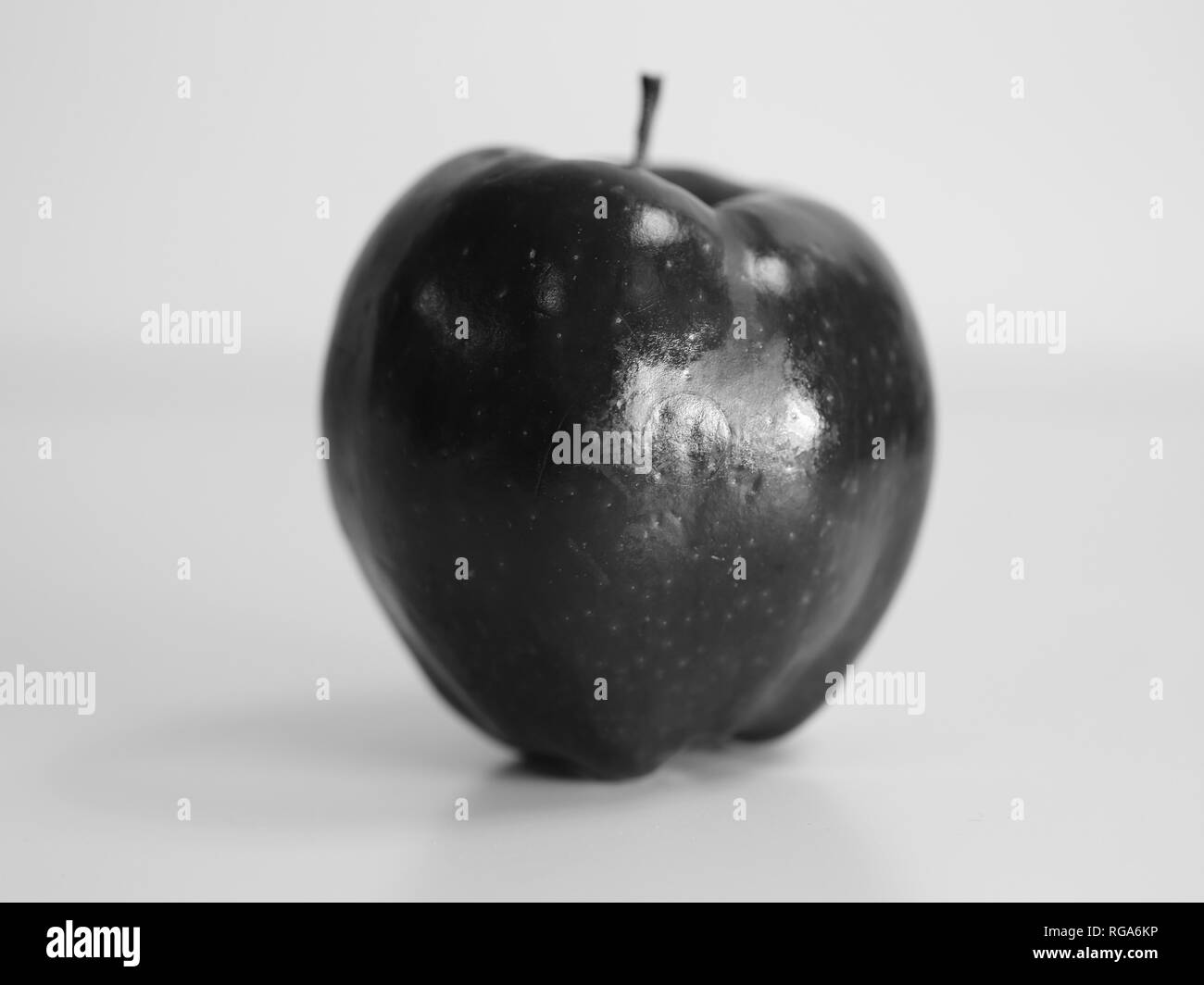 Foto macro di una mela Red Delicious. Bella closeup mostra i dettagli di questo frutto. Foto in bianco e nero. Foto Stock