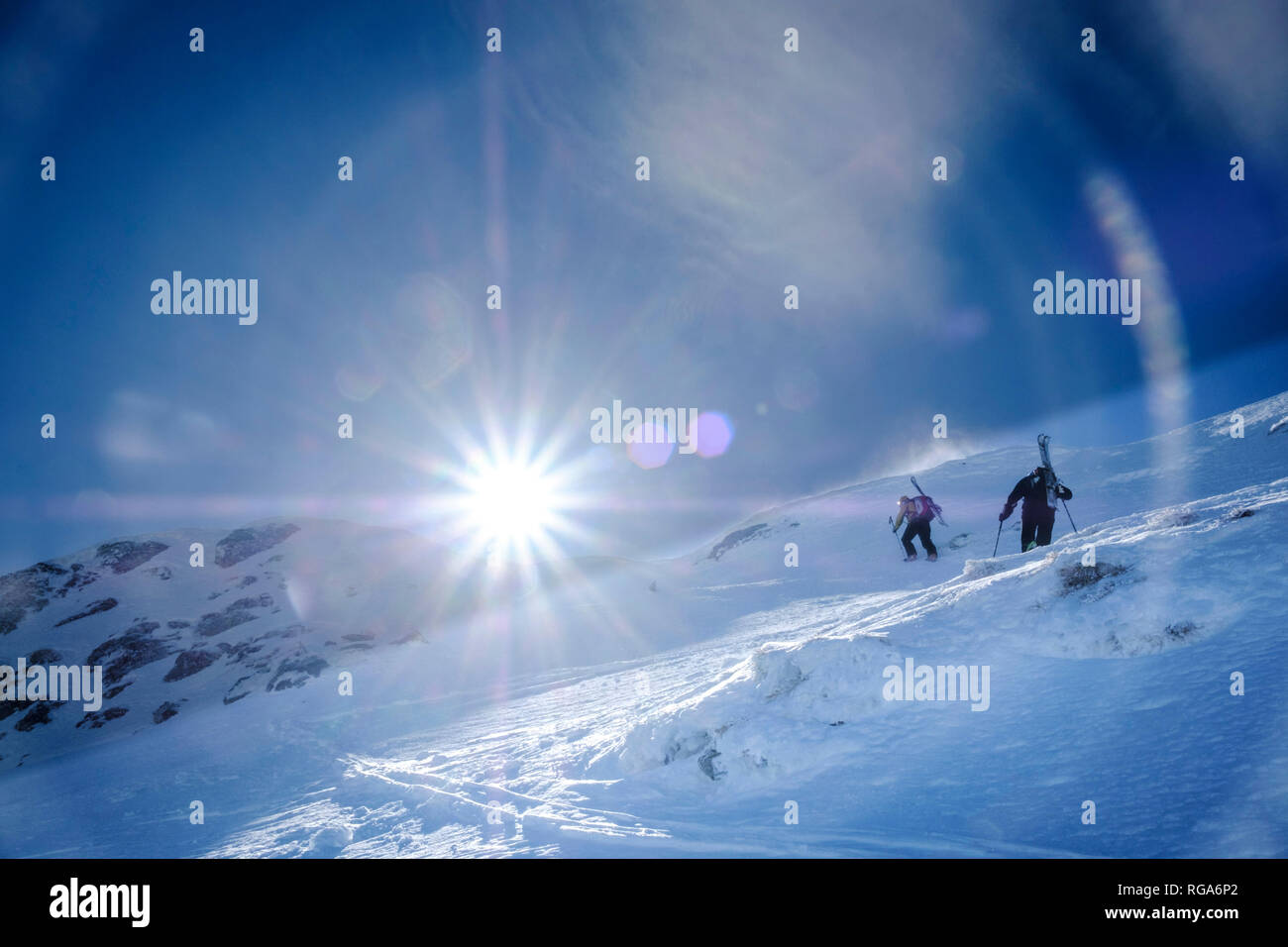 Due uomini facendo un tour di sci in Faragas monti Carpazi Meridionali, Romania Foto Stock