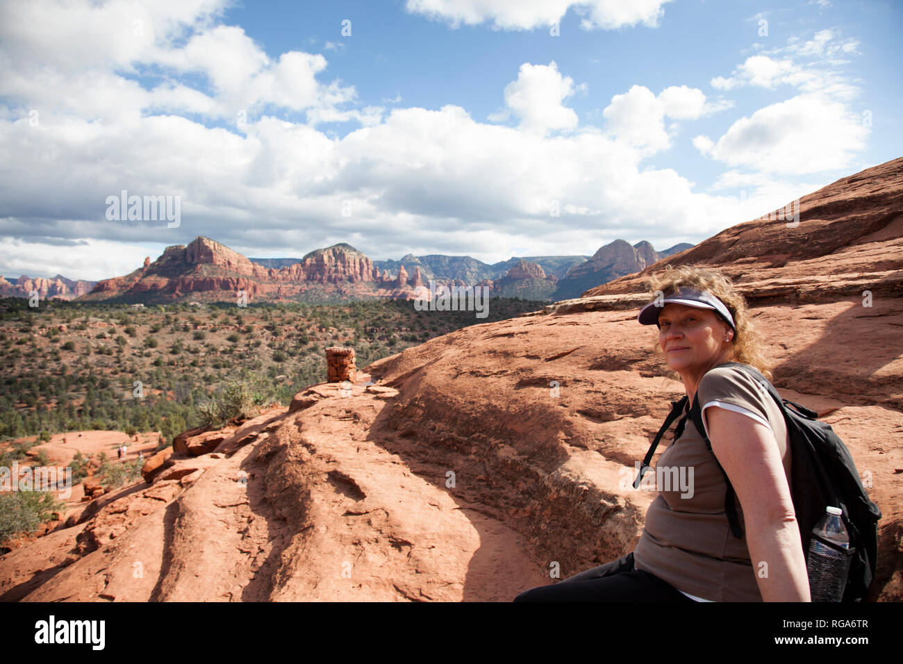 Donna escursionista seduti sulla cattedrale rock trail in Sedona in Arizona Foto Stock