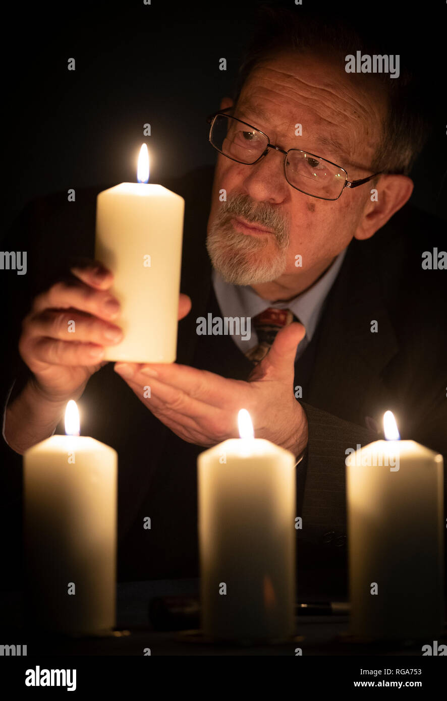 Superstite dell' Olocausto Martin luci di poppa candele per contrassegnare Memoriale Nazionale dell'olocausto del giorno avanti di un olocausto e scampati al genocidio evento all'Eastwood Park Theatre di Giffnock, East Renfrewshire. Foto Stock