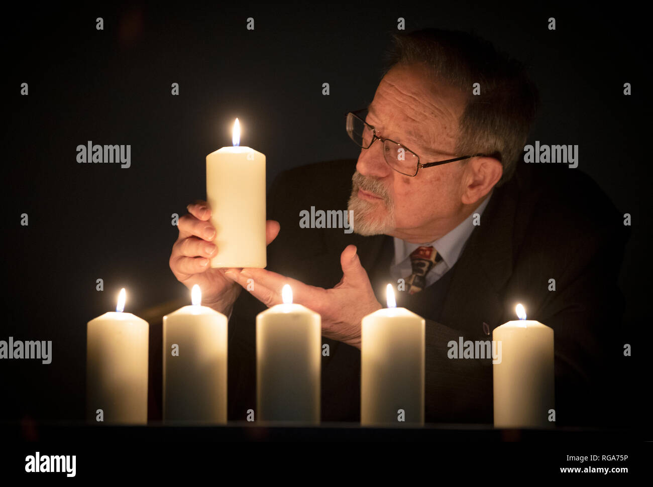 Superstite dell' Olocausto Martin luci di poppa candele per contrassegnare Memoriale Nazionale dell'olocausto del giorno avanti di un olocausto e scampati al genocidio evento all'Eastwood Park Theatre di Giffnock, East Renfrewshire. Foto Stock