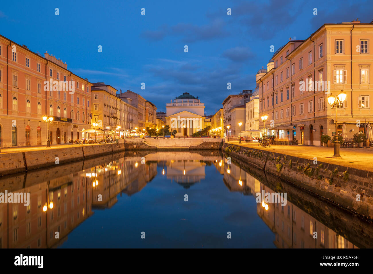 Italia Friuli Venezia Giulia Trieste, città vecchia, il Canal Grande al blue ora Foto Stock