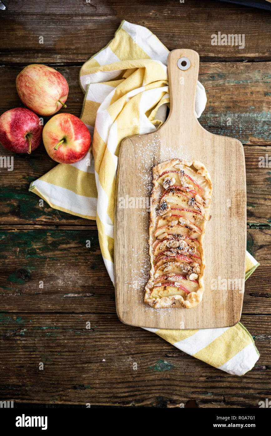Home-cotta la torta di mele sulla tavola di legno Foto Stock