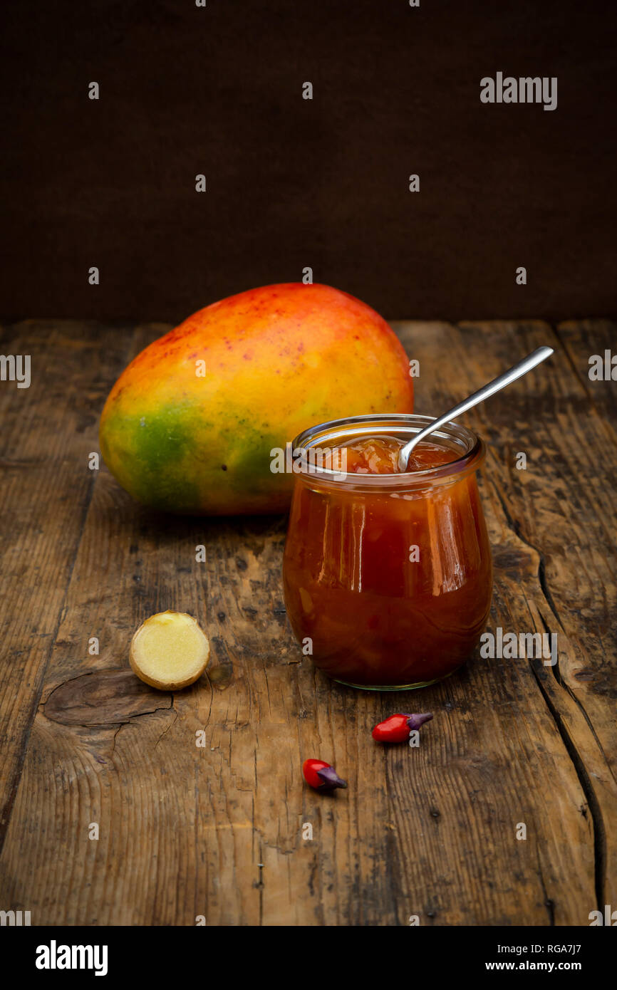 Bicchiere di chutney di mango con zenzero e peperoncino Foto Stock